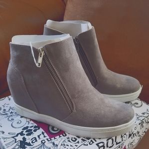 Gray Wedges ,size 9.5